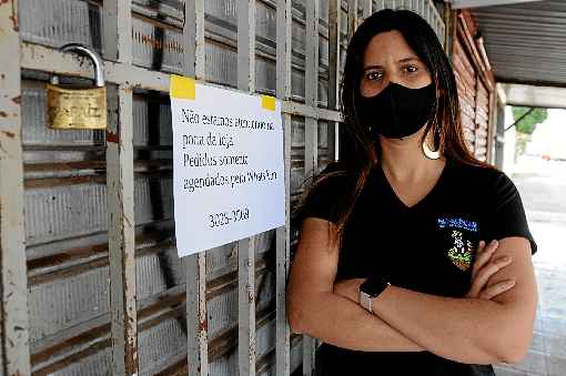 Dona de uma loja de artigos religiosos, Tatiane JordÃ£o cobra que a populaÃ§Ã£o cumpra as medidas sanitÃ¡rias, 