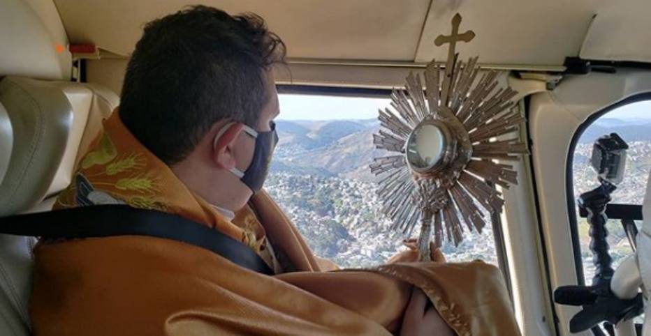 CelebraÃ§Ã£o inusitada ocorreu em Juiz de Fora, interior de Minas Gerais. O padre Pierre Alcantarino sobrevoou a cidade em um helicÃ³ptero