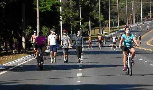 Maioria das pessoas que foram ao EixÃ£o praticar atividades fÃ­sicas usou mÃ¡scaraa, no entanto, a reportagem observou que alguns grupos nÃ£o estavam com o equipamento de proteÃ§Ã£o