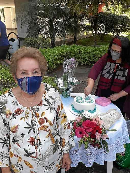 A festa teve direito a bolo decorado, flores, balÃµes coloridos, mÃºsica ao vivo e carinho de pessoas queridas, com o devido distanciamento social