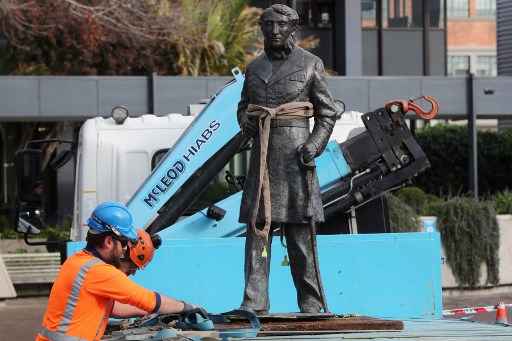 Trabalhadores removem uma estÃ¡tua controversa do capitÃ£o John Fane Charles Hamilton da PraÃ§a CÃ­vica em Hamilton em 12 de junho de 2020, apÃ³s um pedido formal da Waikato-Tainui iwi (confederaÃ§Ã£o tribal) e ameaÃ§as que seriam derrubadas durante uma marcha do Black Lives Matter.