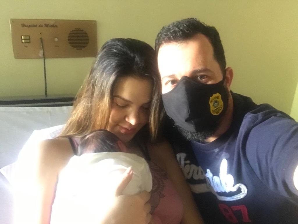 O escrivÃ£o de polÃ­cia Ricardo Vilaverde, 44 anos, a esposa Priscila, 29, e a pequena Clarice