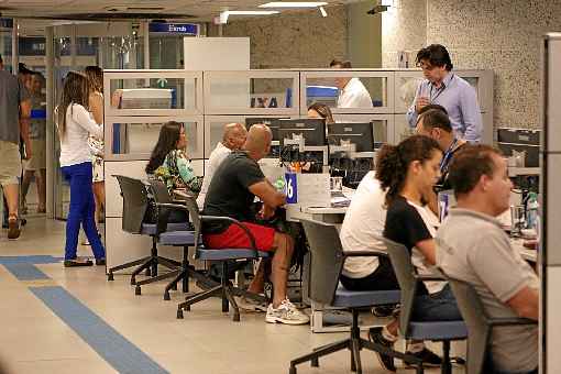 Trabalhadores em agÃªncia da Caixa: governo libera nova rodada de retiradas das contas do fundo na prÃ³xima semana