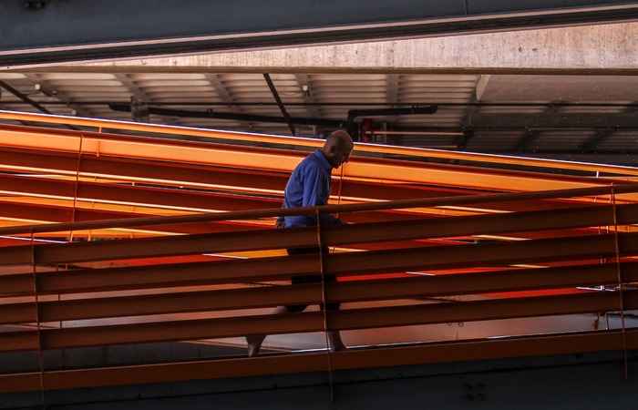 O alemÃ£o costuma usar uma calÃ§a preta social arregaÃ§ada na altura do joelho, a mesma de trÃªs meses atrÃ¡s