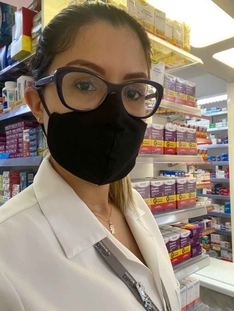 Talita AraÃºjo, 27 anos, lidera a equipe de funcionÃ¡rios de uma drogaria em Ãguas Claras