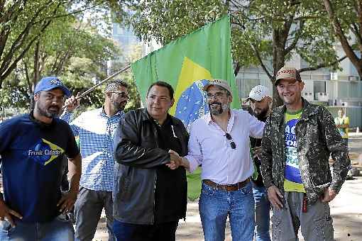 Sem mÃ¡scara, ministro da EducaÃ§Ã£o participa de protesto e afirma a apoiadores que jÃ¡ tinha dado opiniÃ£o sobre %u201Cvagabundos%u201D. Termo foi usado por ele durante reuniÃ£o ministerial, em ataque a magistrados do STF