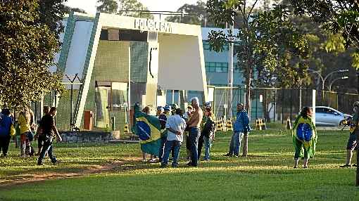 Manifestantes foram atÃ© o Complexo da PCDF. %u201CApenas disseram que o governador havia decretado uma ordem expressa de fazer a retirada Ã  forÃ§a%u201D, disse o suspeito aos advogados