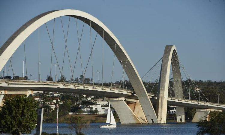 O cÃ©u no DF fica de claro a parcialmente nublado nesta segunda-feira (15/6)