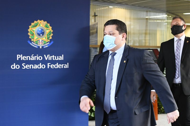 Davi Alcolumbre (DEM-AP), presidente do Senado: sessÃµes plenÃ¡rias tÃªm sido conduzidas em formato virtual, com parlamentares em home office