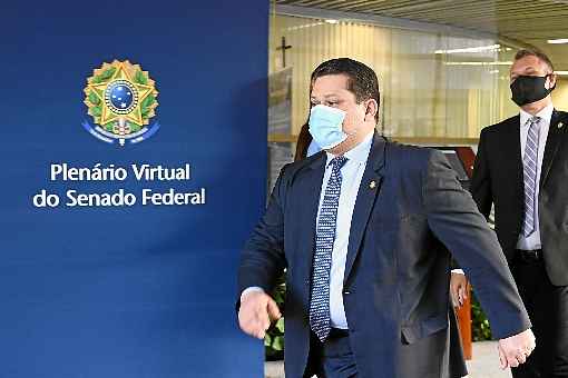 Davi Alcolumbre (DEM-AP), presidente do Senado: sessÃµes plenÃ¡rias tÃªm sido conduzidas em formato virtual, com parlamentares em home office