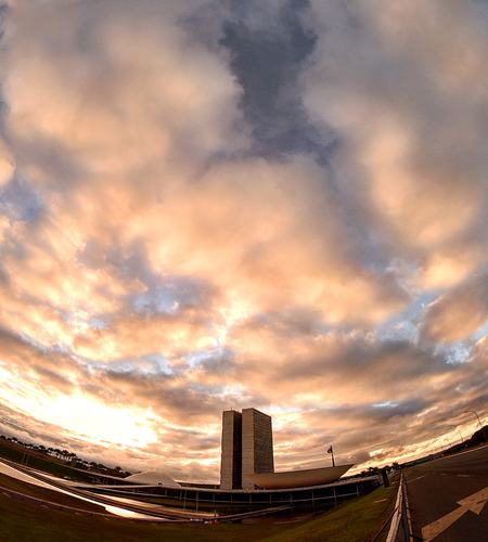 As condiÃ§Ãµes climÃ¡ticas deixaram o cÃ©u mais nebuloso tambÃ©m. Hoje, ele fica de parcialmente nublado com perÃ­odos de nublado