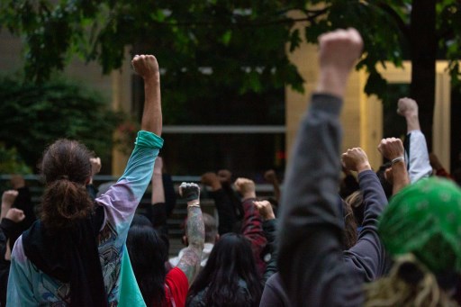 Manifestantes se reÃºnem na Delegacia Oeste do Departamento de PolÃ­cia de Seattle depois de marcharem da zona livre de polÃ­cia conhecida como Protesto Organizado do CapitÃ³lio (CHOP) em 15 de junho de 2020 em Seattle, Washington.