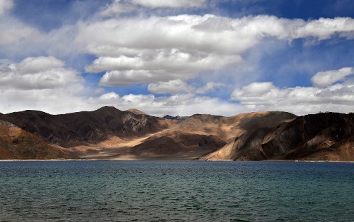 Vista geral do lago Pangong no distrito de Leh, territÃ³rio da UniÃ£o de Ladakh, na fronteira com a Ãndia e a China. TrÃªs soldados indianos foram mortos em um confronto na fronteira chinesa.