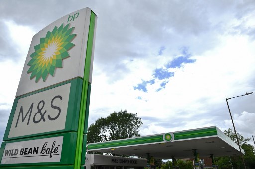 Os logotipos da BP sÃ£o vistos em um posto de gasolina e diesel da M (Marks and Spencer) em Hildenborough, sudeste de Londres.