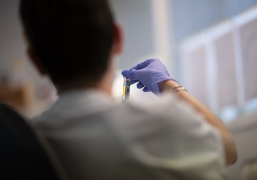 Um cientista trabalha no laboratÃ³rio de sorologia do Hospital San Carlos Clinic em Madri em 16 de junho de 2020.