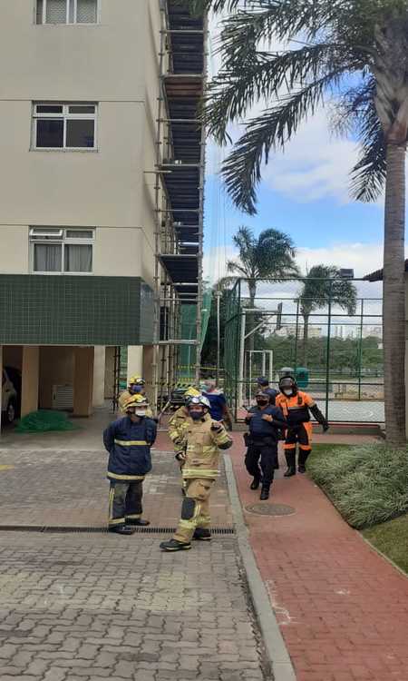 O homem caiu do quinto andar de uma edificaÃ§Ã£o de um condomÃ­nio em Ãguas Claras. Apesar de usar EPI, nÃ£o resistiu a queda.