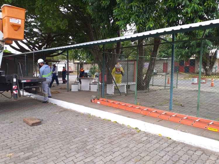 Equipes do Sanear higienizam os estabelecimentos para a volta de feirantes e de clientes