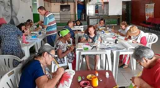 Antes da pandemia, cerca de 100 pessoas fequentavam a AssociaÃ§Ã£o dos Idosos, em CeilÃ¢ndia. Agora, as atividades sÃ£o feitas na casa de casa um