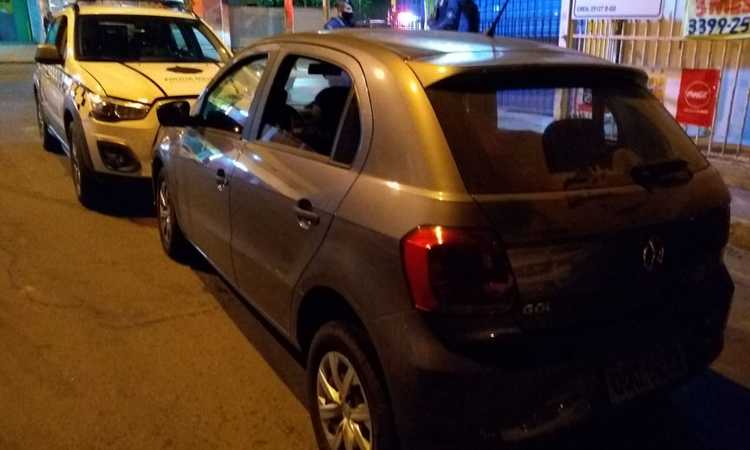 A dupla foi detida apÃ³s bater o carro em uma viatura da PolÃ­cia Militar, na QS 12 do Riacho Fundo 1