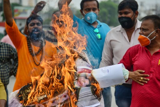 Os partidÃ¡rios do Partido Bharatiya Janata (BJP) queimam cartazes e efÃ­gies do presidente chinÃªs Xi Jinping durante um protesto contra a China em Allahabad em 17 de junho de 2020.