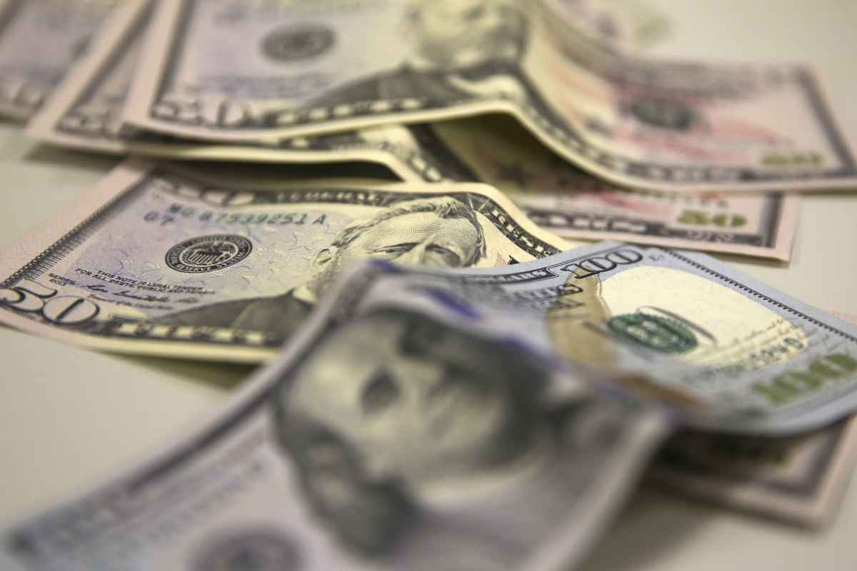 Dólar recua em meio à liquidez global, mas dado de Serviços limita ajuste