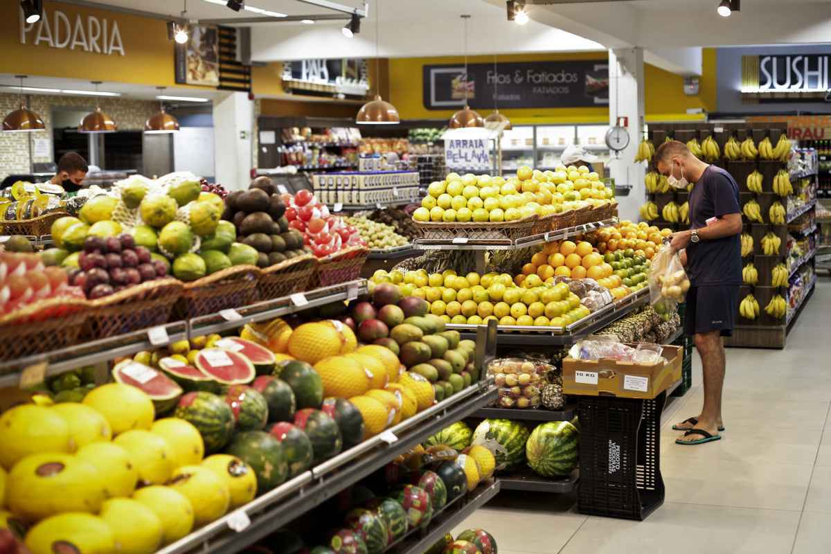 Evite tocar nos alimentos que nÃ£o for levar e tente higienizar as mÃ£os apÃ³s a escolha de frutas e verduras