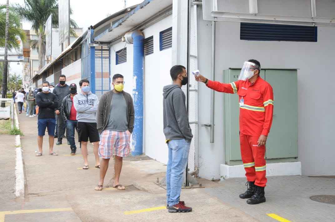 Na entrada principal, a organizaÃ§Ã£o da feira instalou um tÃºnel de desinfecÃ§Ã£o e mediu a temperatura do pÃºblico