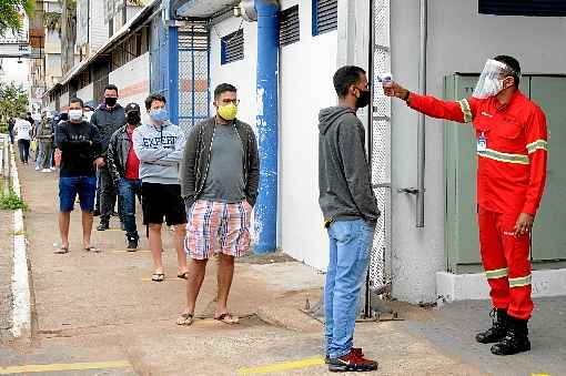 A mediÃ§Ã£o de temperatura e a entrada limitada a um portÃ£o causaram filas na Feira dos Importados