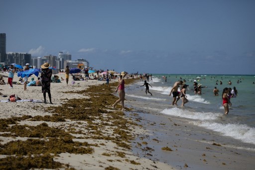 As pessoas se reÃºnem na praia em Miami Beach, FlÃ³rida, em 16 de junho de 2020.