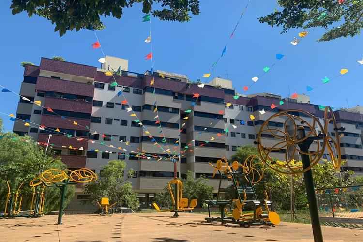 Moradores jÃ¡ decoraram a praÃ§a esportiva onde o Trio Mestre Lua se apresentarÃ¡