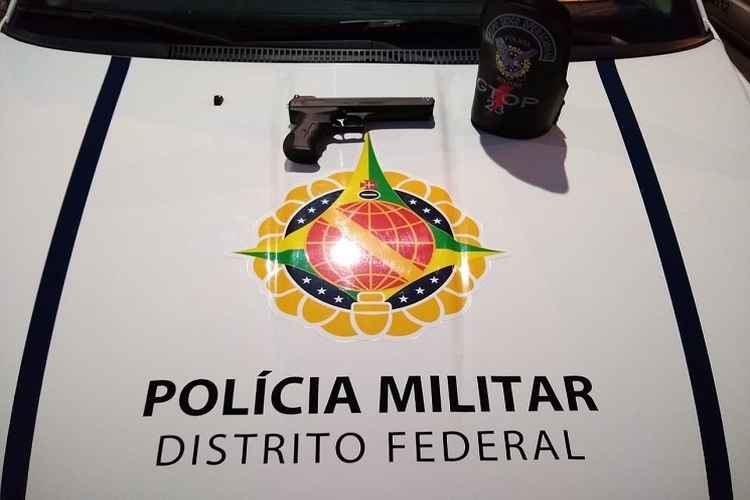 Policiais encontraram com ele uma arma falsa