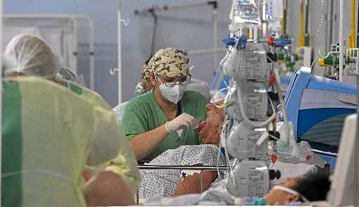 Paciente Ã© tratado em hospital de campanha de Santo AndrÃ©, em SÃ£o Paulo. Desde o inÃ­cio do mÃªs, o Brasil registra mÃ©dia diÃ¡ria de 25 mil infectados