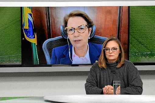 A ministra Tereza Cristina (no telÃ£o) conversa com Denise Rothenburg: Plano Safra deve ajudar pequenos e mÃ©dios produtores