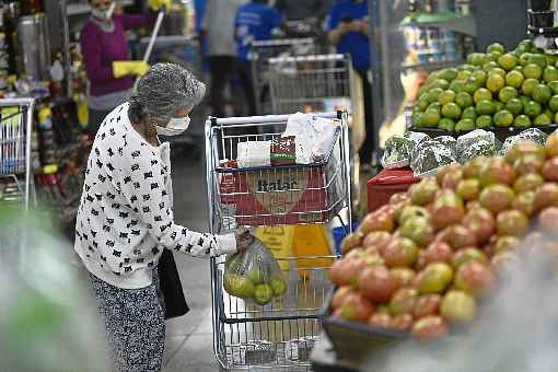 Produtos alimentÃ­cios registraram alta logo no inÃ­cio da pandemia. Com o receio de um desabastecimento, populaÃ§Ã£o foi aos supermercados e compraram comida para estocar