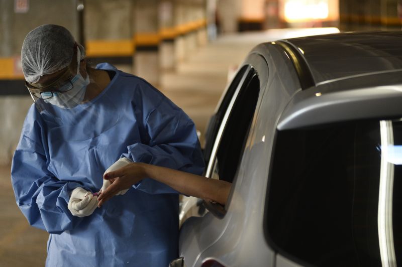 Testagem para o CoronavÃ­rus drive thru no prÃ©dio do Iesb na CeilÃ¢ndia.