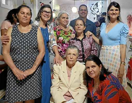 Maria de Lourdes Andrade, 85 anos, com parte dos filhos, netos e bisnetos: alicerce da famÃ­lia