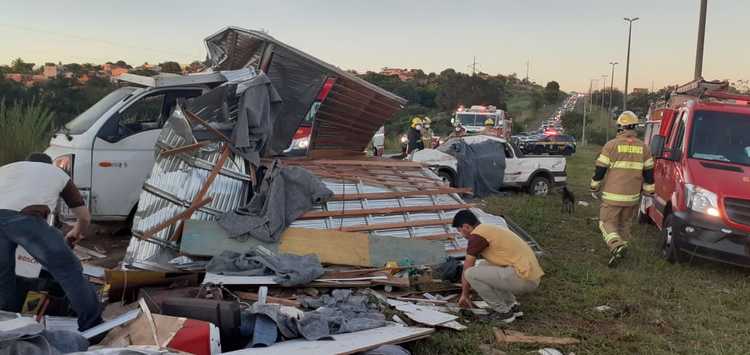 O acidente aconteceu na BR-020 e envolveu um carro e um caminhÃ£o