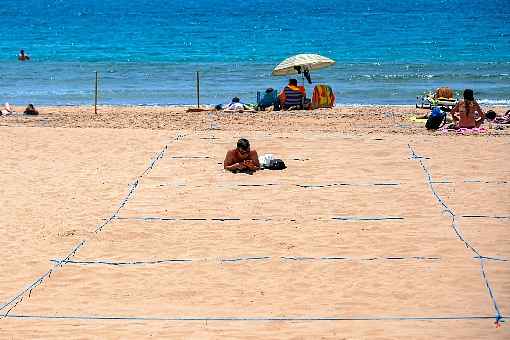 Regras da praia: frequentadores devem manter distÃ¢ncia mÃ­nima de um metro e meio. Governo espanhol tenta salvar temporada turÃ­stica