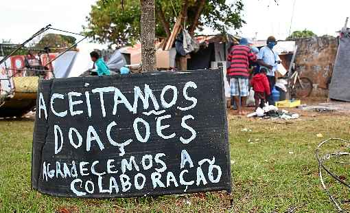 Vivendo em situaÃ§Ã£o precÃ¡ria, na Asa Norte, vÃ¡rias famÃ­lias pedem doaÃ§Ãµes a quem passa pela regiÃ£o