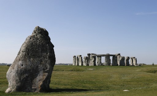 Nesta foto de arquivo tirada em 26 de abril de 2020, guardas de seguranÃ§a patrulham o monumento prÃ©-histÃ³rico em Stonehenge, no sul da Inglaterra, fechado durante o bloqueio nacional devido Ã  nova pandemia de coronavÃ­rus.