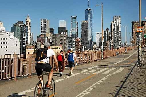 Movimento na Ponte do Brooklyn, em Nova York: volta lenta Ã  rotina