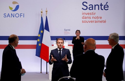 O presidente da FranÃ§a, Emmanuel Macron, responde a perguntas de jornalistas depois de falar Ã  imprensa na unidade de vacinas da fÃ¡brica francesa Sanofi Pasteur, em Marcy-l'Etoile, perto de Lyon, no centro da FranÃ§a, em 16 de junho de 2020.