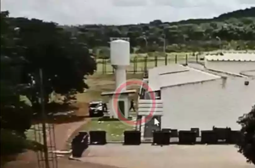 Momento em que o suspeito se aproxima de uma cela para entregar a droga, segundo a PolÃ­cia Civil do DF