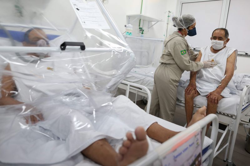 mÃ©dicos cuidando de pacientes no hospital