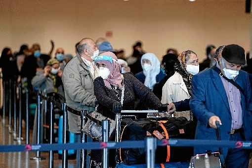 Passageiros usando mÃ¡scaras aguardam check-in no aeroporto em Zaventem, na BÃ©lgica: restriÃ§Ãµes a turistas de paÃ­ses com mais doentes