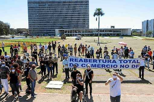 Organizadores estimam que 600 pessoas participaram do ato que pede a retomada das atividades e criticam sentenÃ§a da juÃ­za Katia Balbino Ferreira