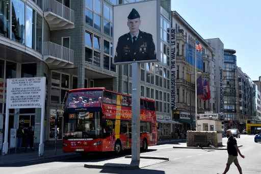 Marco do Checkpoint Charlie, um ponto de passagem de fronteira entre Berlim Oriental e Ocidental durante a Guerra Fria.