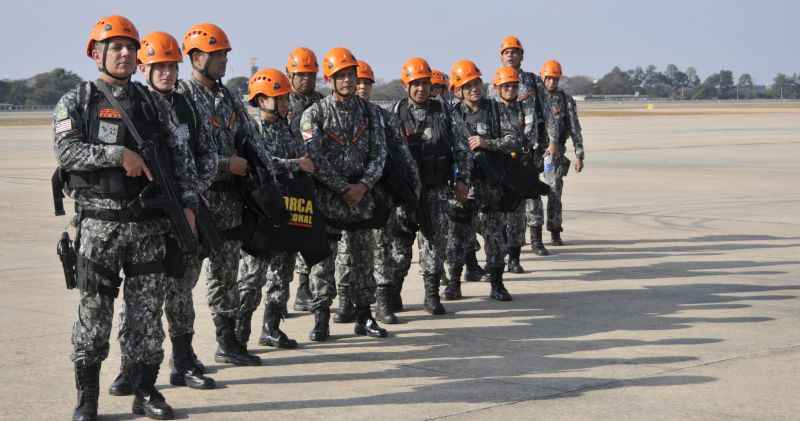 Equipes da ForÃ§a Nacional, que ajudarÃ£o no combate ao incÃªndio na AmazÃ´nia, embarcam na Base AÃ©rea de BrasÃ­lia.