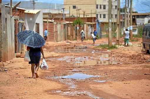 Sol Nascente, no DF. Lama e esgoto aumentam a insalubridade e causam doenÃ§as que saneamento evitaria