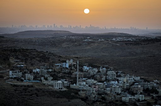 Uma foto tirada do assentamento israelense de Naale na CisjordÃ¢nia ocupada a noroeste da cidade palestina de Ramallah mostra o horizonte da cidade costeira israelense de Tel Aviv em 17 de junho de 2020.